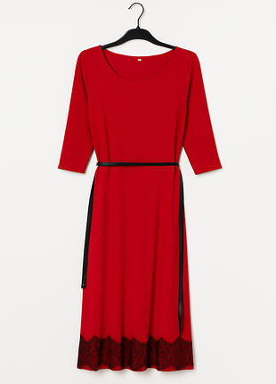 Красное платье с ремнем