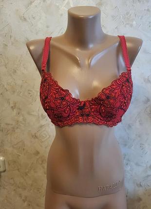 Червоний мереживний бюстгальтер