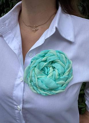 Брошь и заколка для волос из бирюзовой ткани—аксессуар ручной работы в форме цветка. аксессуар 2 в 1