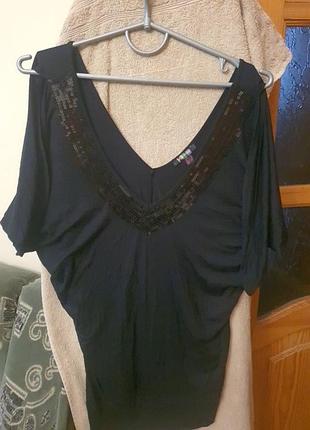 Трикотажная черная блуза с пайетками по вырезу 76см длиной, 54см по груди, оригинальный крой рукава, не секонд