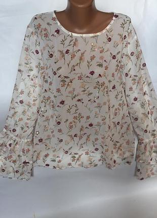 Нежная красивая блуза