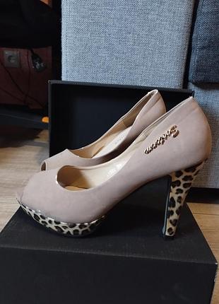 Туфлі бежеві замшеві на шпильці