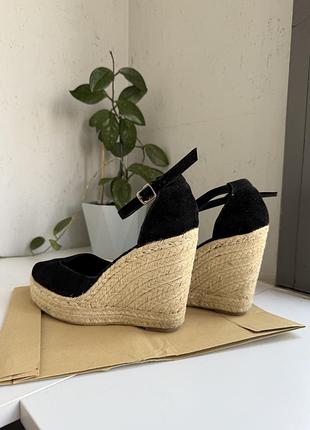 Босоножки на плетеной танкетке платформе
