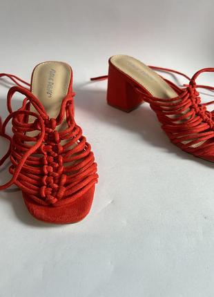 Нові жіночі босоніжки від public desire