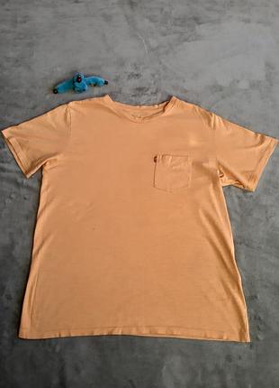 Футбокла 
levi's. 

condition: 9/10.

size: m.

color: світло-оранджева.

price: 200 грн.