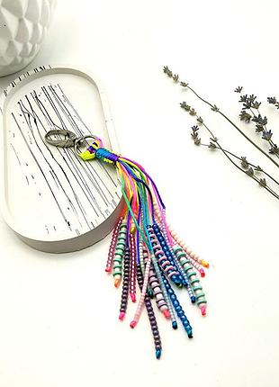 Брелок-кистица из нейлонового шнура и бусин