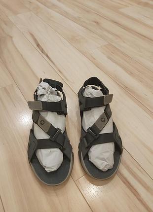Сандалі на підлітка
фірми  merrell 
розмір 37,5-38
легкі, дуже зручні на ліпучках.