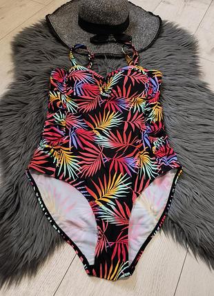 Слитный купальник в тропики с утяжкой в сборку