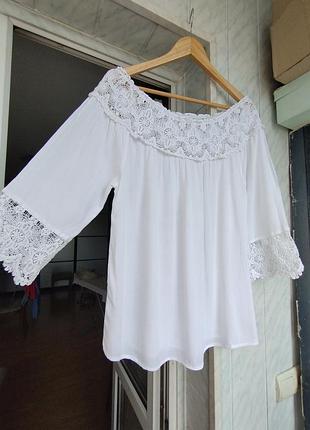 Красивая хлопковая блуза с открытыми плечами