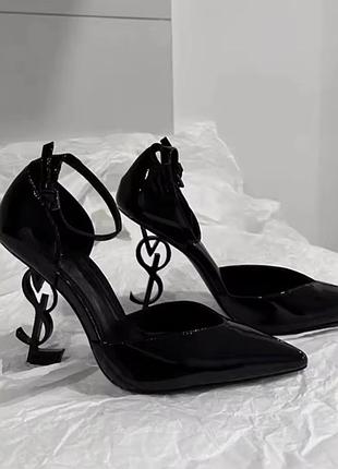 Туфлі на підборах