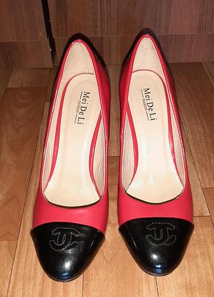 Туфлі жіночі, марка  "mei de li ", червоного  кольору  з чорним носком