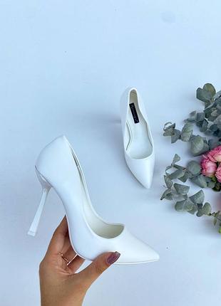 Білі туфлі човники на шпильці світлі туфлі лодочки на підборах базові туфельки на каблуку