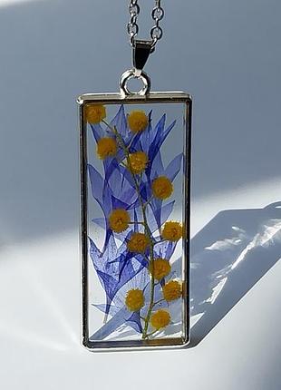 Кулон патриотический, настоящие мимозы с голубыми лепестками васильков