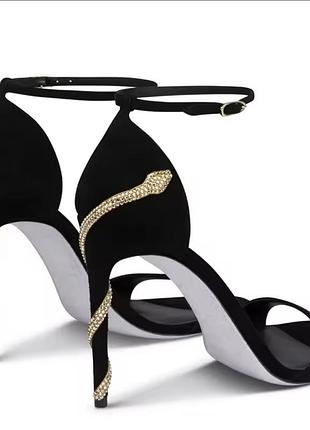 Босоніжки на підборах