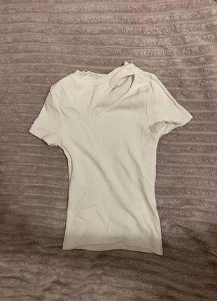 Футболка в обтяжку з розрізом