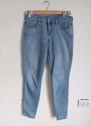 Актуальні блакитні джинси diesel