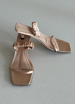 Сандалии на каблуке женские khaite шампань