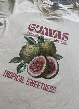 Футболка у молочному кольорі з принтом гуава