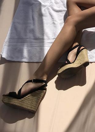 Босоніжки на танкетці