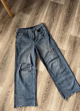 Легкі джинси з дирками та необробленими краями
