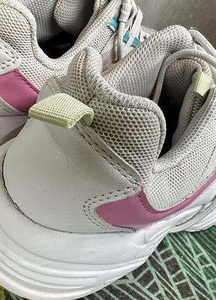 Жіночі кросівки