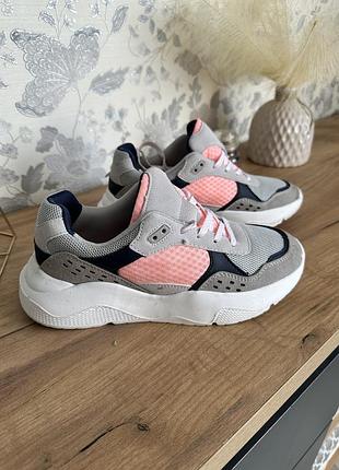 Жіночі кросівки