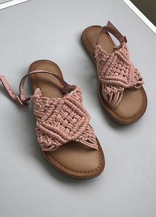 Босоніжки плетені дуже гарні