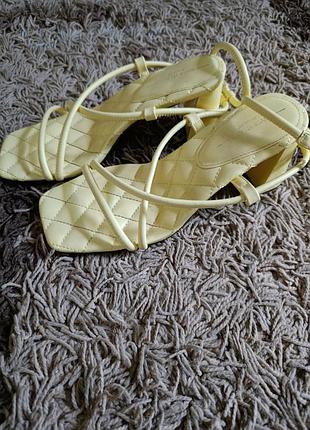 Босоніжки river island