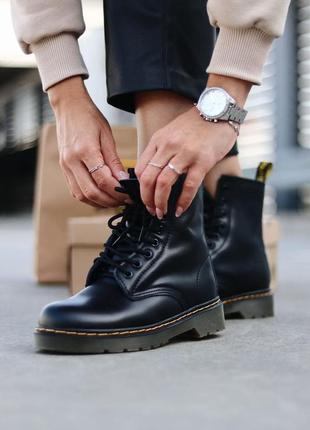 Зимние ботинки мартинс женские с мехом dr. martens 1460 черного цвета6 фото