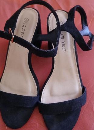 Босоніжки на товстому каблучку