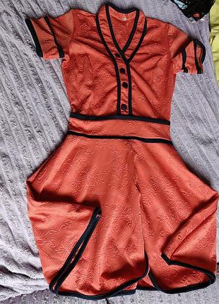 Новое платье с красивым принтом