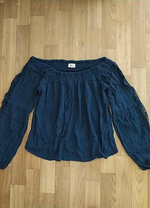 Блуза темно синя вільна hollister s  з відкритими плечима та вжуром на рукавах