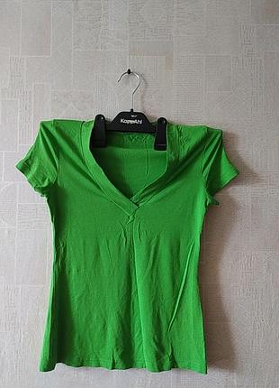 Футболка яскраво насичено салатова базова з v подібною горловиною стрейч