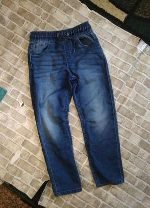 Тоненькі джинси на резинці.