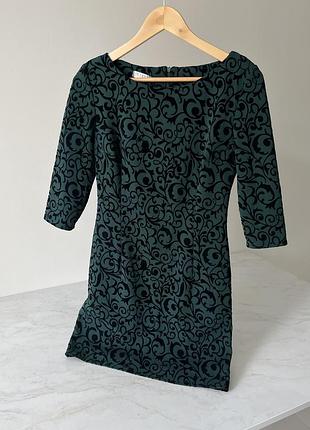 Сукня смарагдового кольору