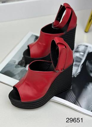 Босоніжки на танкетці натуральна шкіра