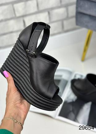 Босоніжки на танкетці натуральна шкіра