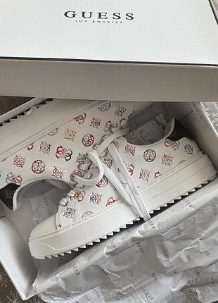 Кросівки guess denesa — це лаконічний верх і сучасне поєднання.