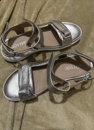 Босоніжки шкіряні