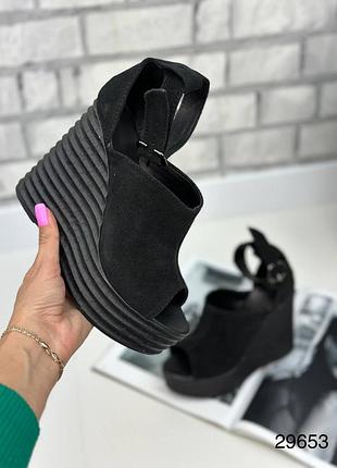 Босоніжки на танкетці натуральна замша