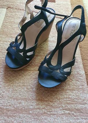 Босоніжки на танкетці me too, 38 р.