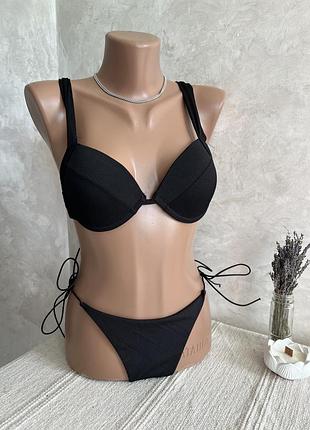 Чорний купальник з поролоновою чашкою