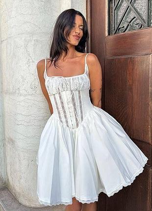 Сукня білого кольору