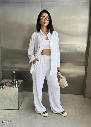 Женский брючный костюм с рубашкой жатка белый