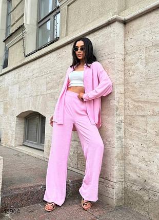 Жіночий брючний костюм з сорочкою жатка рожевий