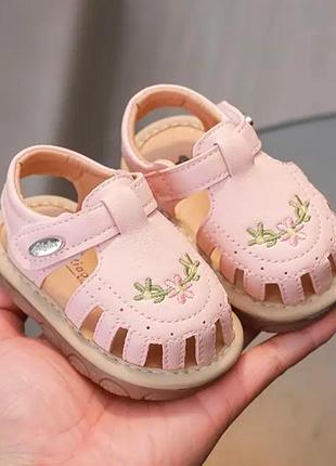 Милые босоножки малышам