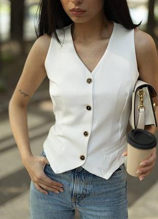 Стильная жилетка на пуговицах