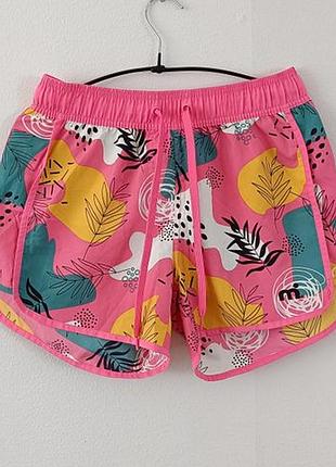 Яскраві рожеві літні шорти пляжні
