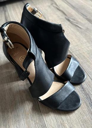 Босоніжки на підборах