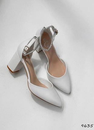 9635 туфлі літні відкриті, босоніжки закриті з ремінцем у стразах